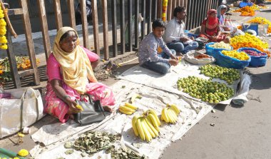 INDIA - 15 Ekim 2021: Hintli satıcılar ürünlerini gündüz vakti sokak gıda pazarında sunuyorlar