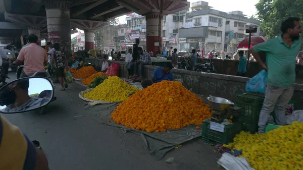 インド 10月2021 インドの花のベンダーは 昼間に街路花市場で彼らのアイテムを提供しています — ストック写真