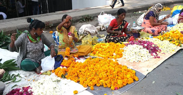 India Octubre 2021 Vendedores Flores India Ofrecen Sus Artículos Mercado — Foto de Stock