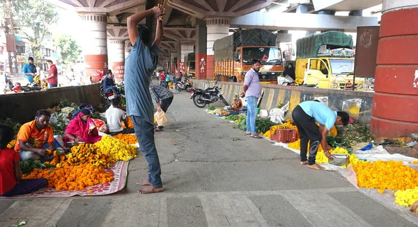 インド 10月2021 インドの花のベンダーは 昼間に街路花市場で彼らのアイテムを提供しています — ストック写真