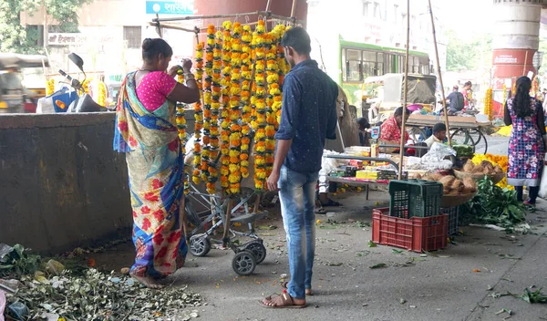 Indien Oktober 2021 Indische Blumenhändler Bieten Ihre Artikel Tagsüber Auf — Stockfoto