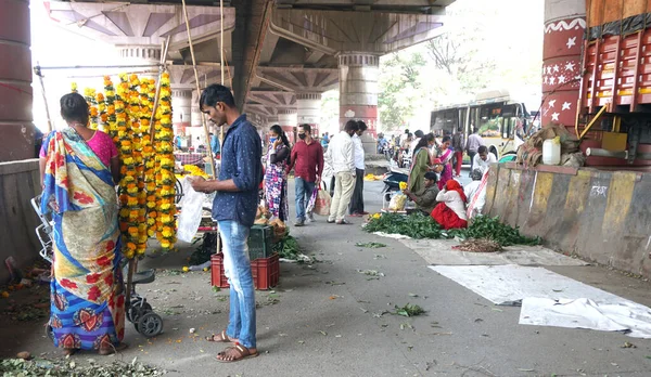 インド 10月2021 インドの花のベンダーは 昼間に街路花市場で彼らのアイテムを提供しています — ストック写真