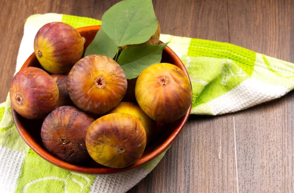 Figos Doces Maduros Fundo Madeira Frutos Figueira Mediterrânicos Saudáveis Tigela — Fotografia de Stock