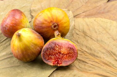 Ahşap arka planda olgun tatlı incirler. Sağlıklı Akdeniz incir meyveleri