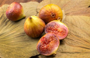 Ahşap arka planda olgun tatlı incirler. Sağlıklı Akdeniz incir meyveleri