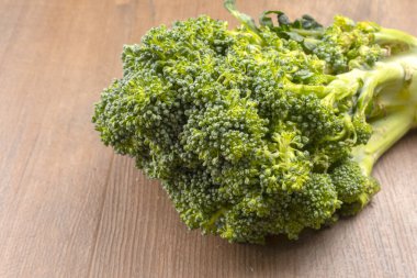 Çiğ brokoli, köy tarzı, eski ahşap arka plan.