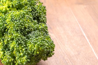 Çiğ brokoli, köy tarzı, eski ahşap arka plan.