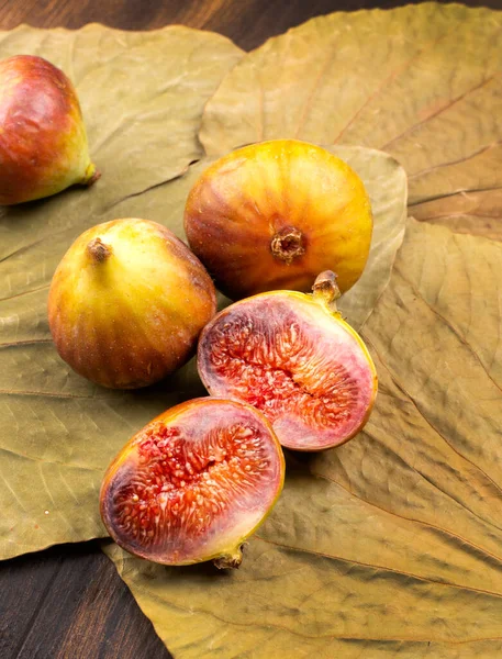 Figos Doces Maduros Fundo Madeira Frutos Figueira Mediterrânicos Saudáveis — Fotografia de Stock