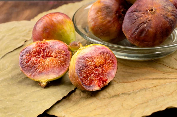 Figues Sucrées Mûres Sur Fond Bois Figues Méditerranéennes Saines Dans — Photo