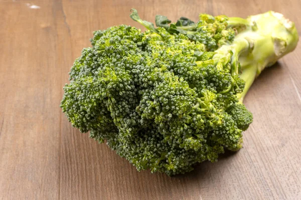Close Van Rauwe Broccoli Rustieke Stijl Oude Houten Achtergrond — Stockfoto
