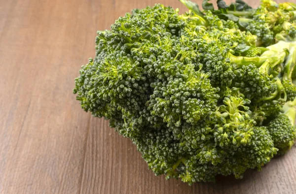 Close Van Rauwe Broccoli Rustieke Stijl Oude Houten Achtergrond — Stockfoto