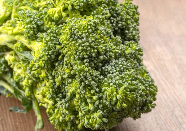 Close Van Rauwe Broccoli Rustieke Stijl Oude Houten Achtergrond — Stockfoto