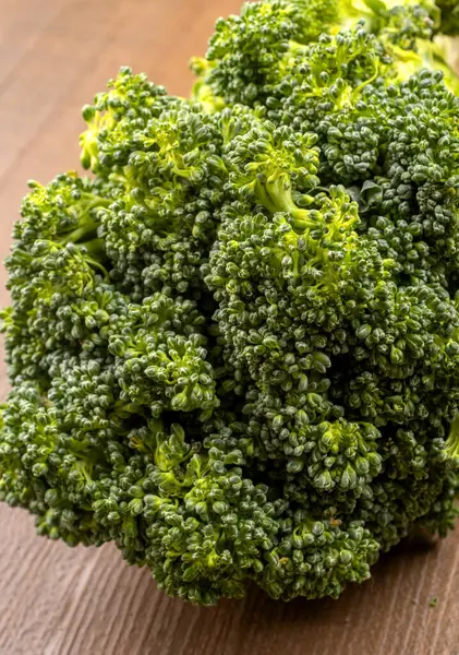 Close Van Rauwe Broccoli Rustieke Stijl Oude Houten Achtergrond — Stockfoto