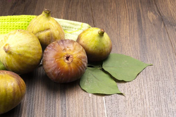 Figues Sucrées Mûres Sur Fond Bois Figues Méditerranéennes Saines — Photo