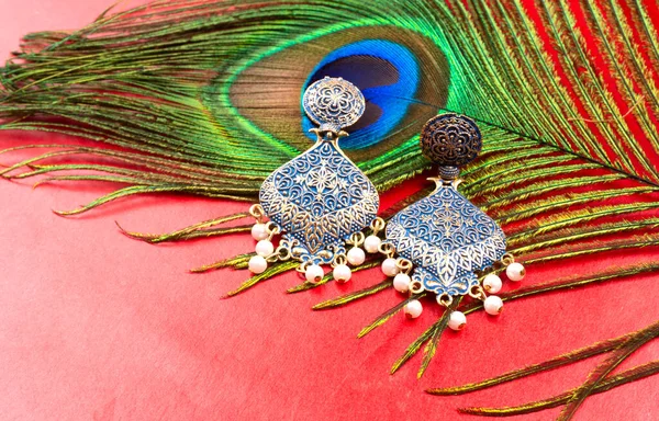Close Van Paar Mooie Indiase Oorbellen Kleurrijke Achtergrond — Stockfoto