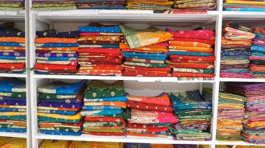 Renkli Mangalagiri pamuk sarileri bir tekstil dükkanında raflarda. İnanılmaz Hindistan..