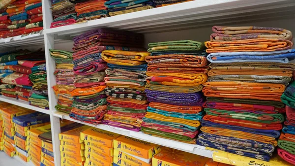 Renkli Mangalagiri pamuk sarileri bir tekstil dükkanında raflarda. İnanılmaz Hindistan..