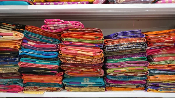 Renkli Mangalagiri pamuk sarileri bir tekstil dükkanında raflarda. İnanılmaz Hindistan..