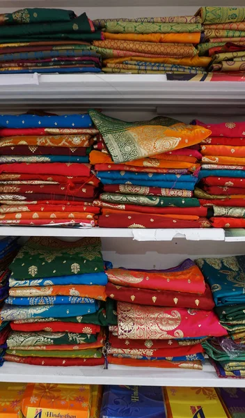 Bunte Mangalagiri Baumwollsaris Auf Regalen Einem Textilgeschäft Unglaubliches Indien — Stockfoto