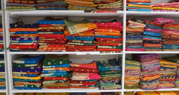 Bunte Mangalagiri Baumwollsaris Auf Regalen Einem Textilgeschäft Unglaubliches Indien — Stockfoto