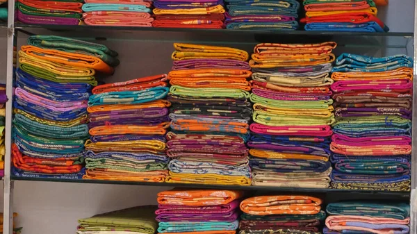 Renkli Mangalagiri Pamuk Sarileri Bir Tekstil Dükkanında Raflarda Nanılmaz Hindistan — Stok fotoğraf