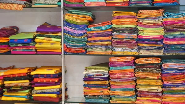 Renkli Mangalagiri Pamuk Sarileri Bir Tekstil Dükkanında Raflarda Nanılmaz Hindistan — Stok fotoğraf
