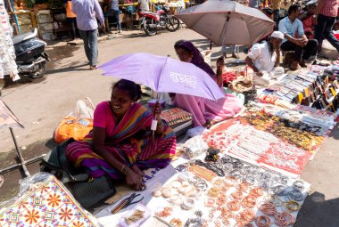 INDIA - 20 Şubat 2022: Pune 'daki en büyük ve en ünlü sokak pazarlarından biri olan Tulsi Baug' da kalabalık