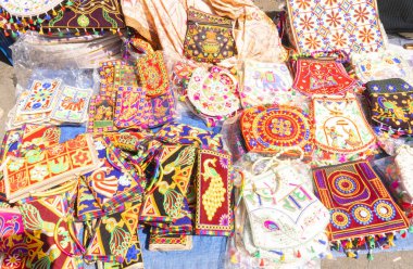 Tulsi Baug 'daki çeşitli mallar, Pune' daki en büyük ve en ünlü sokak pazarlarından biri. 
