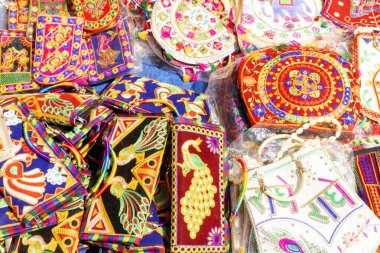 Tulsi Baug 'daki çeşitli mallar, Pune' daki en büyük ve en ünlü sokak pazarlarından biri. 