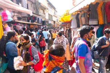 INDIA - 20 Şubat 2022: Pune 'daki en büyük ve en ünlü sokak pazarlarından biri olan Tulsi Baug' da kalabalık