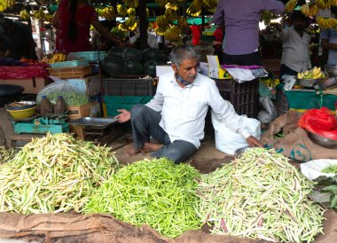 INDIA - 20 Şubat 2022: Pune 'daki en büyük ve en ünlü sokak pazarlarından biri olan Tulsi Baug' da kalabalık