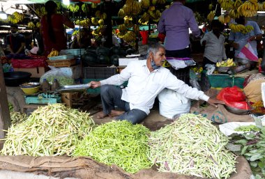 INDIA - 20 Şubat 2022: Pune 'daki en büyük ve en ünlü sokak pazarlarından biri olan Tulsi Baug' da kalabalık
