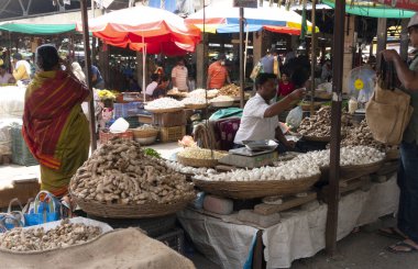 INDIA - 20 Şubat 2022: Pune 'daki en büyük ve en ünlü sokak pazarlarından biri olan Tulsi Baug' da kalabalık