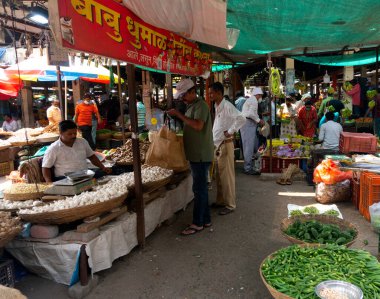 INDIA - 20 Şubat 2022: Pune 'daki en büyük ve en ünlü sokak pazarlarından biri olan Tulsi Baug' da kalabalık