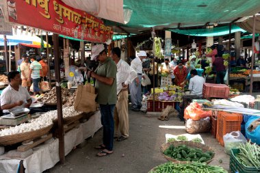 INDIA - 20 Şubat 2022: Pune 'daki en büyük ve en ünlü sokak pazarlarından biri olan Tulsi Baug' da kalabalık
