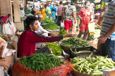 INDIA - 20 Şubat 2022: Pune 'daki en büyük ve en ünlü sokak pazarlarından biri olan Tulsi Baug' da kalabalık