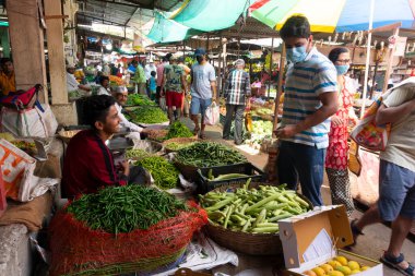 INDIA - 20 Şubat 2022: Pune 'daki en büyük ve en ünlü sokak pazarlarından biri olan Tulsi Baug' da kalabalık