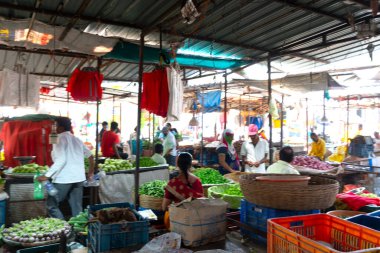 INDIA - 20 Şubat 2022: Pune 'daki en büyük ve en ünlü sokak pazarlarından biri olan Tulsi Baug' da kalabalık