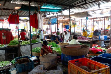 INDIA - 20 Şubat 2022: Pune 'daki en büyük ve en ünlü sokak pazarlarından biri olan Tulsi Baug' da kalabalık