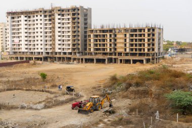 Pune, Hindistan, 24 Mart 2022: Buldozer veya kazıcılar inşaat sahasında çalışıyorlar