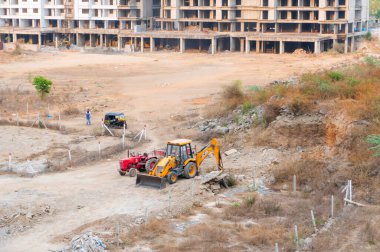 Pune, Hindistan, 24 Mart 2022: Buldozer veya kazıcılar inşaat sahasında çalışıyorlar