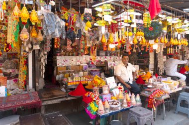 AMRAVATI, MAHARASHTRA, INDIA, 27 Mayıs 2019: Kimliği belirlenemeyen satıcı ve müşteri, geleneksel ürünleri kırsal kesimde kırsal kesimde yaşayan insanlara satıyor..