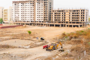 Pune, Hindistan, 24 Mart 2022: Buldozer veya kazıcılar inşaat sahasında çalışıyorlar