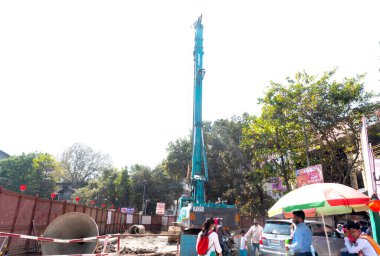 Hindistan - 20 Şubat 2022: Gündüz vakti Hindistan 'da kalabalık bir pazar