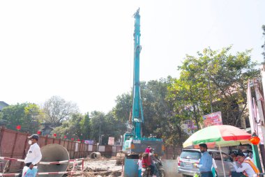 Hindistan - 20 Şubat 2022: Gündüz vakti Hindistan 'da kalabalık bir pazar