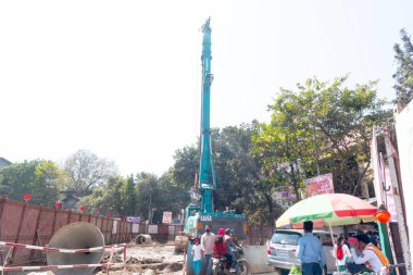 Hindistan - 20 Şubat 2022: Gündüz vakti Hindistan 'da kalabalık bir pazar