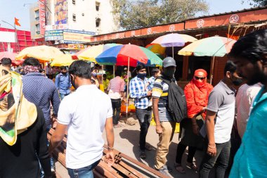 Hindistan - 20 Şubat 2022: Gündüz vakti Hindistan 'da kalabalık bir pazar