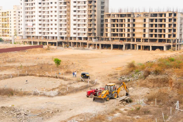 Pune, Hindistan, 24 Mart 2022: Buldozer veya kazıcılar inşaat sahasında çalışıyorlar