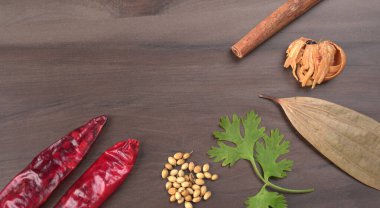 Kuru kişniş tohumları ve yeşil taze kişniş yaprakları Asya mutfağında ünlü baharatlar..