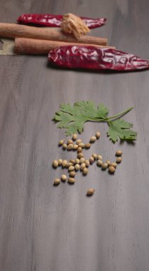 Kuru kişniş tohumları ve yeşil taze kişniş yaprakları Asya mutfağında ünlü baharatlar..